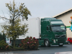 Volvo-FH12-NEU-460- KUEKOSZ-weiss-gruen